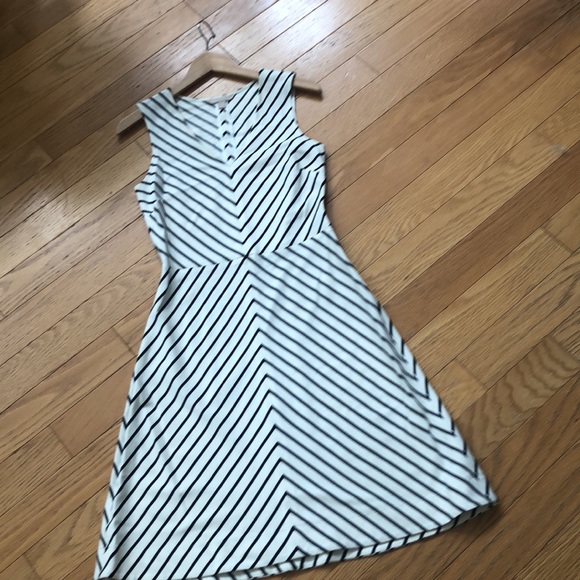 Banana Republic Mad Men Black & White Diagonal Stripe Dress - Excellent! 6 - Picture 4 of 14